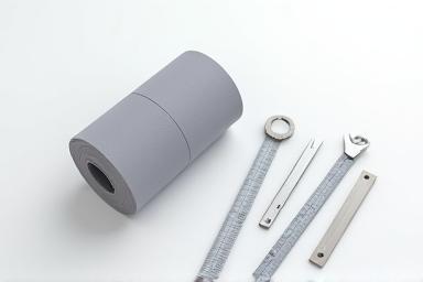 Bild einer anpassbaren Bandage mit Messwerkzeugen, symbolisiert umfassendes Sortiment und individuelle Anpassung.